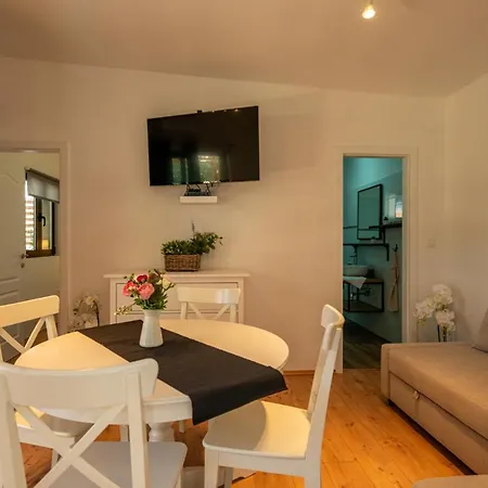 Kamp Mara * Pakostane