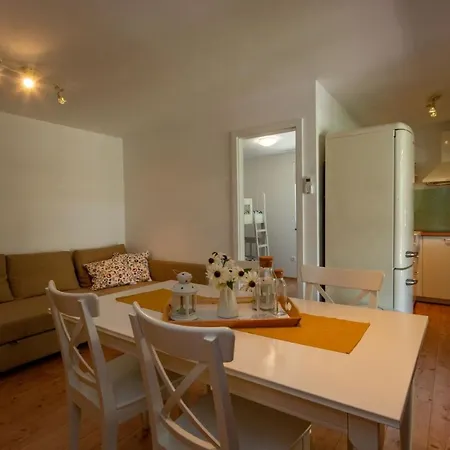 Kamp Mara * Pakostane